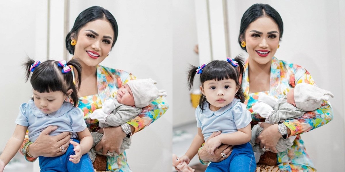 The Face of Atta & Aurel's Second Child Revealed, This is the Happy Portrait of Kris Dayanti Taking Care of Two Grandchildren