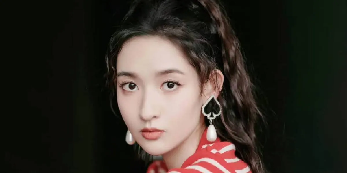 Wang Yuwen Takes Photos with a Lineup of Artists Behind the Scenes of the CCTV Spring Festival Gala 2026, Super Extrovert