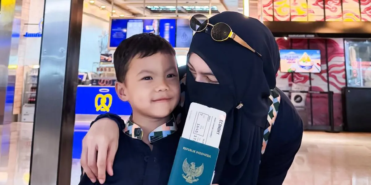 Wardatina Mawa Departed for Umrah, First Time Only with Her Child