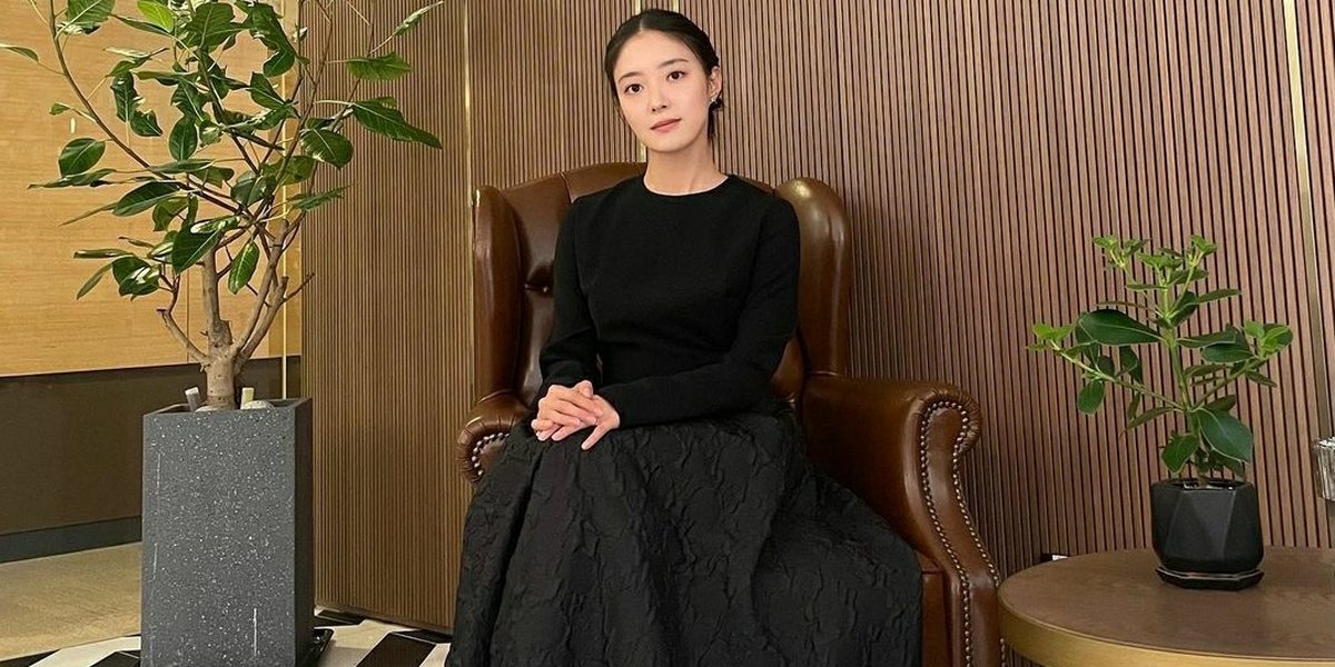 Let's Take a Look at Lee Se Young's Portraits Who Likes to Wear Black Outfits, the Most Talked About Korean Actress in the Last Week of November 2021!