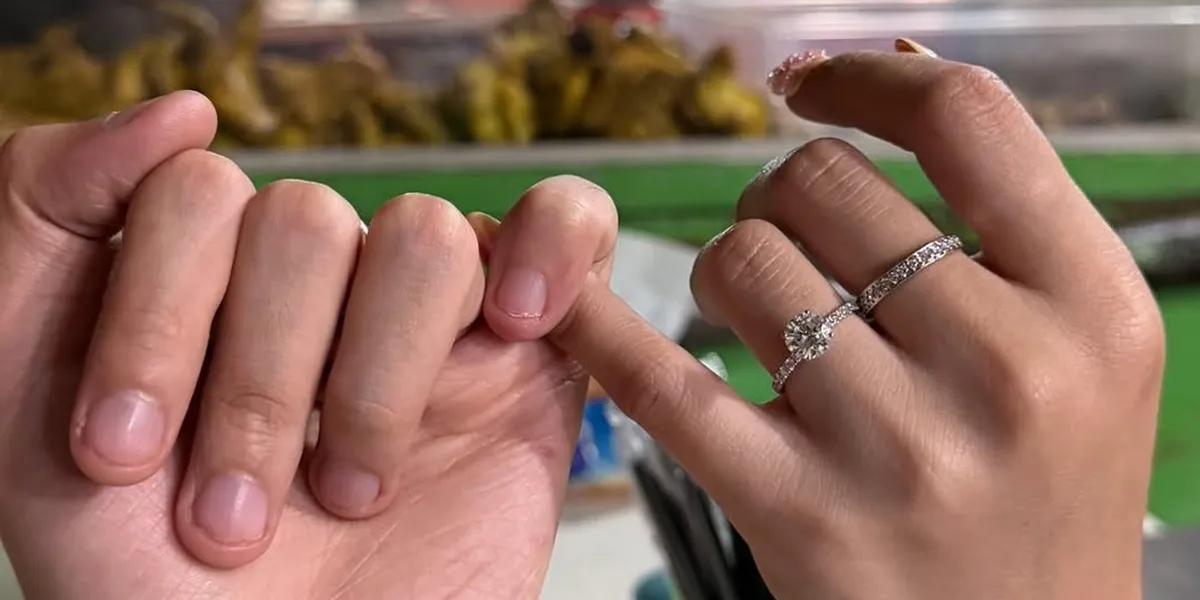 Yuka AAA Clan Proposes to Michelle Christo at a Simple Pecel Lele Stall, Simple yet Romantic