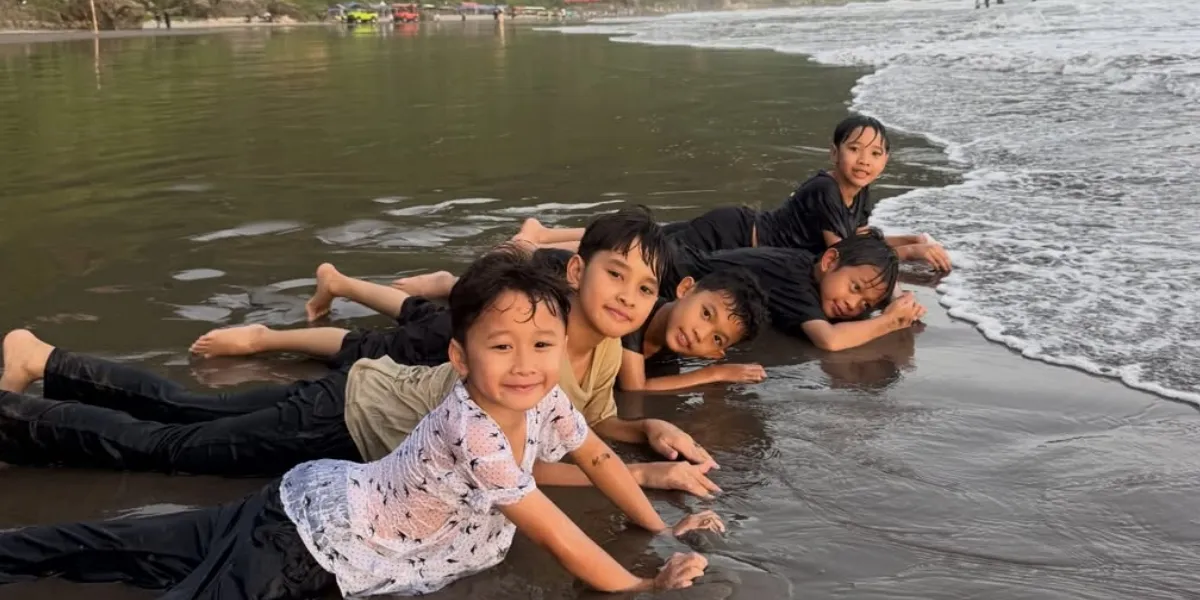 Zaskia Adya Mecca Takes Her Children to Parangtritis Beach