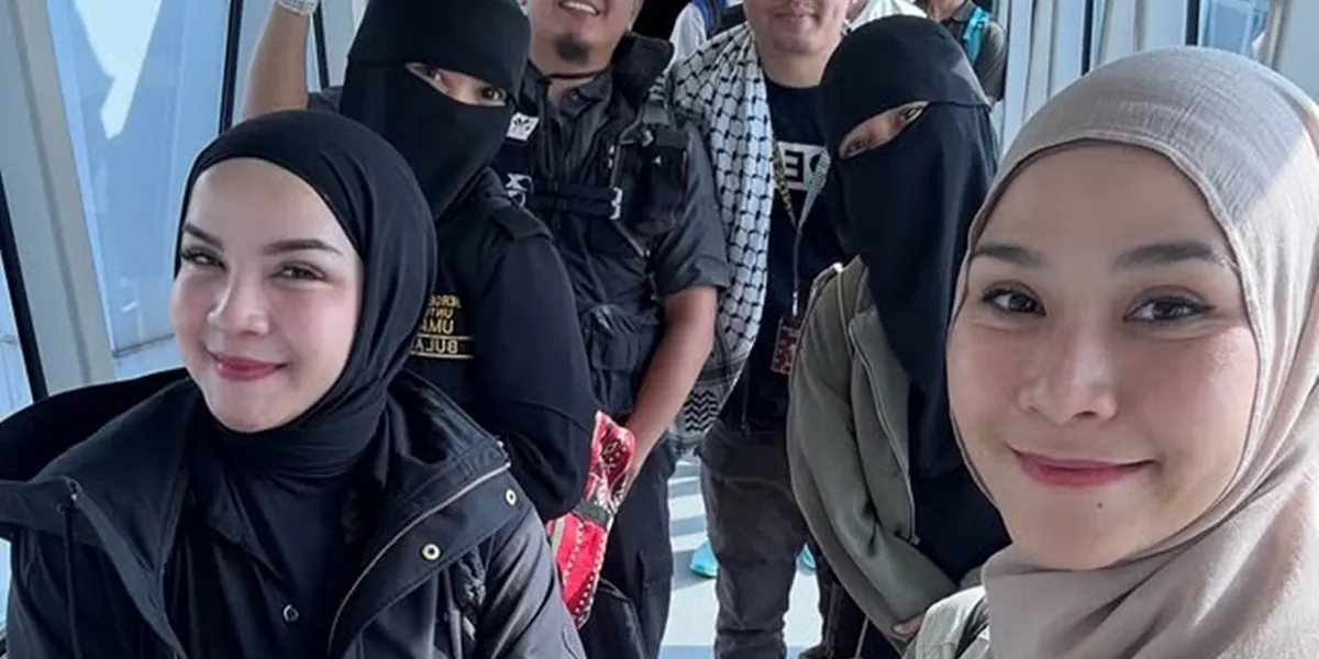 Zaskia Adya Mecca Joins as a Volunteer to Help Disaster Victims in Sumatra