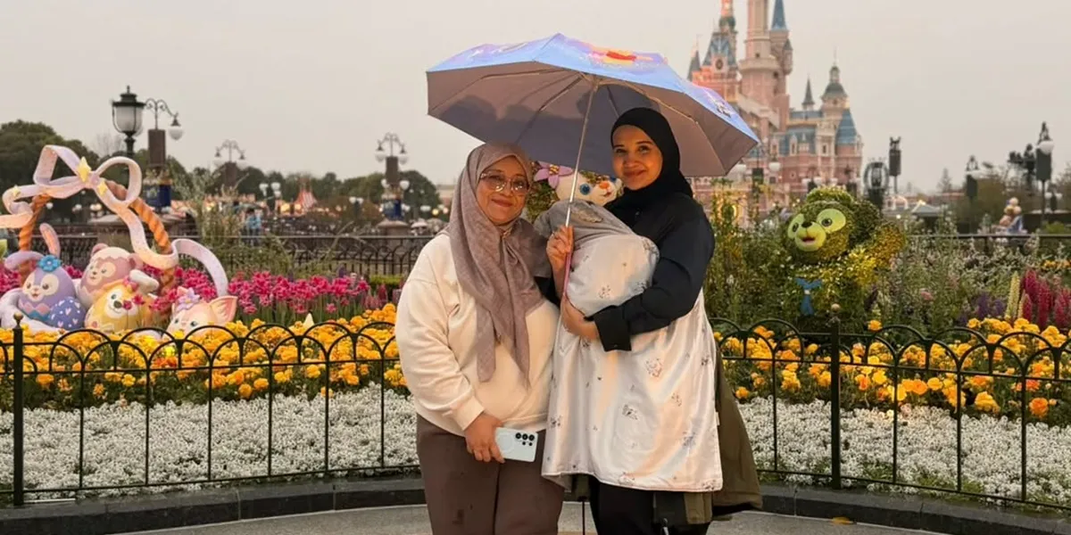 Zaskia Sungkar Takes Her Baby on Vacation to Disneyland, Fun with Nagita Slavina