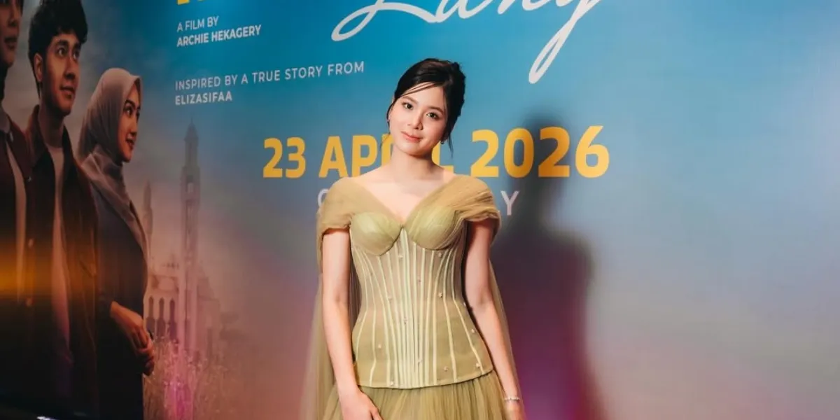 Zee Asadel Wears a Hijab in the Film 'KUPILIH JALUR LANGIT', Learning Patience and Sincerity