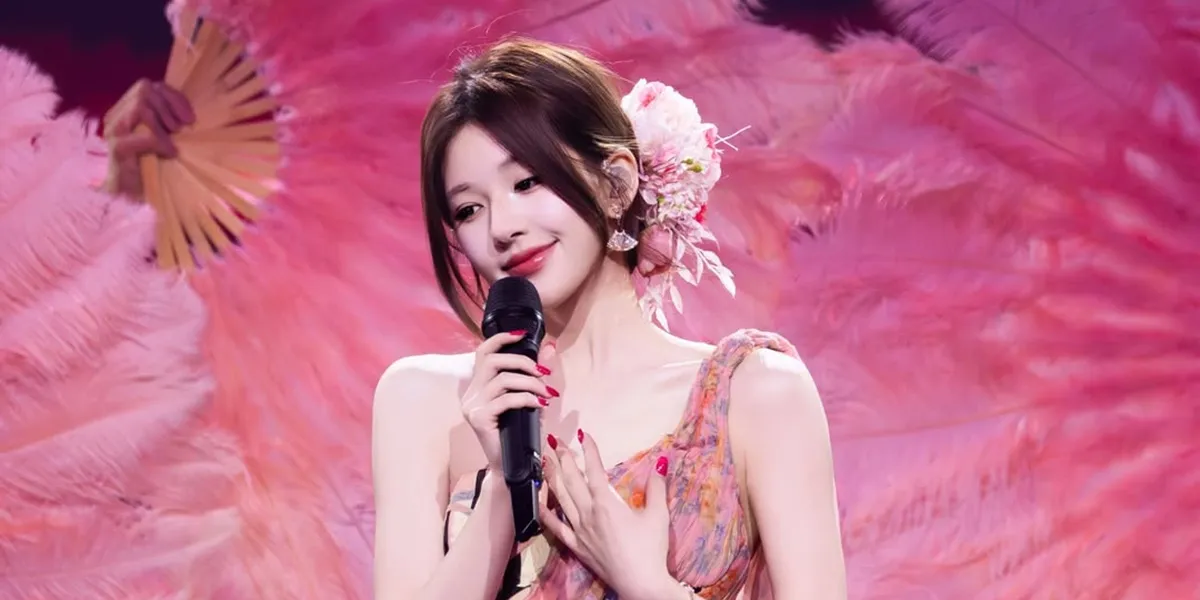 Zhao Lusi Wears Traditional Thai Costume Made Dress at Concert
