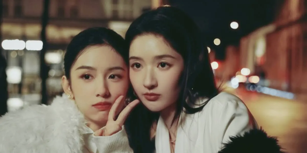 Zhou Ye and Wang Yuwen Take Photos Together in Paris, 'Favorite Gossip Duo'