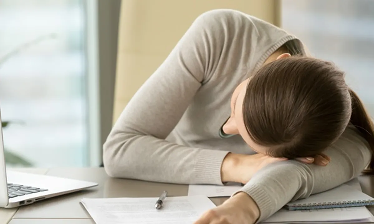 10 Cara Menghilangkan Rasa Ngantuk Berat di Siang Hari Saat Bekerja