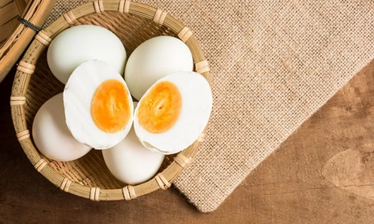 10 Manfaat Telur Asin Bagi Kesehatan yang Jarang Diketahui, Baik untuk Mata - Kulit