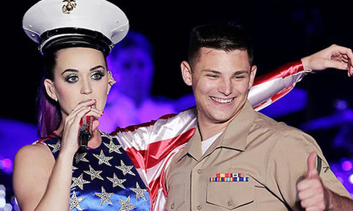 10 Orang 'Korban' Ciuman Katy Perry
