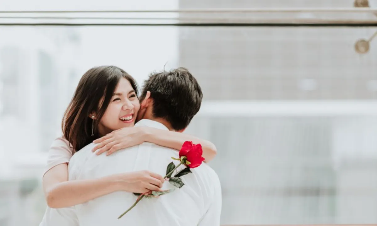 4 Alasan Mengapa Pria Sulit Melepaskan Kenangan Cinta Pertama
