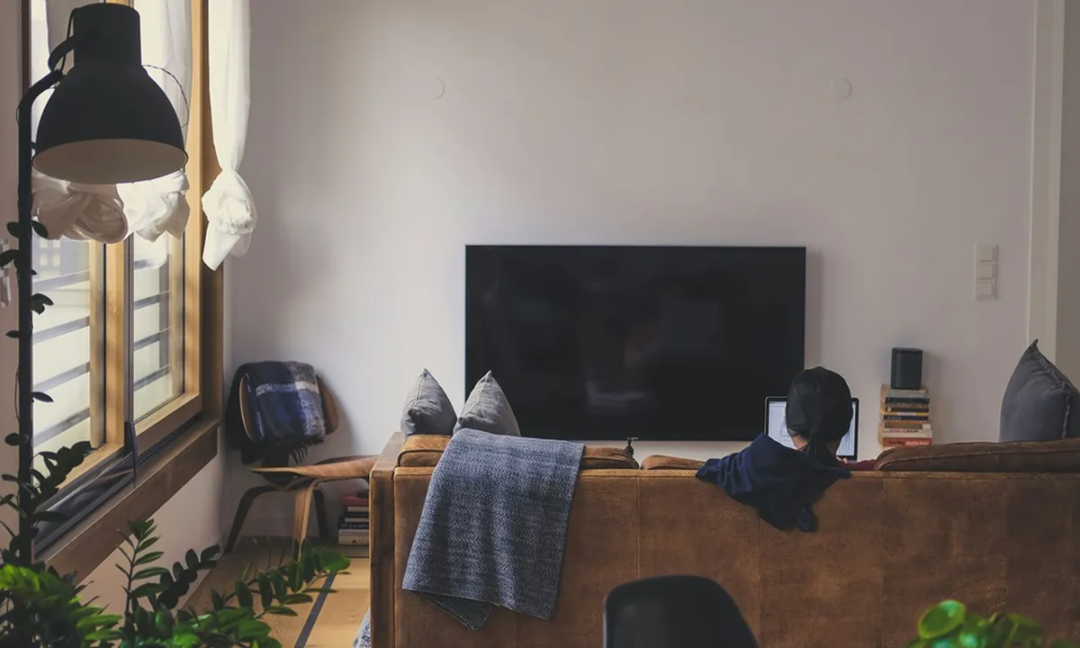 4 Cara Menghubungkan Laptop ke TV, Mudah dan Praktis Banget
