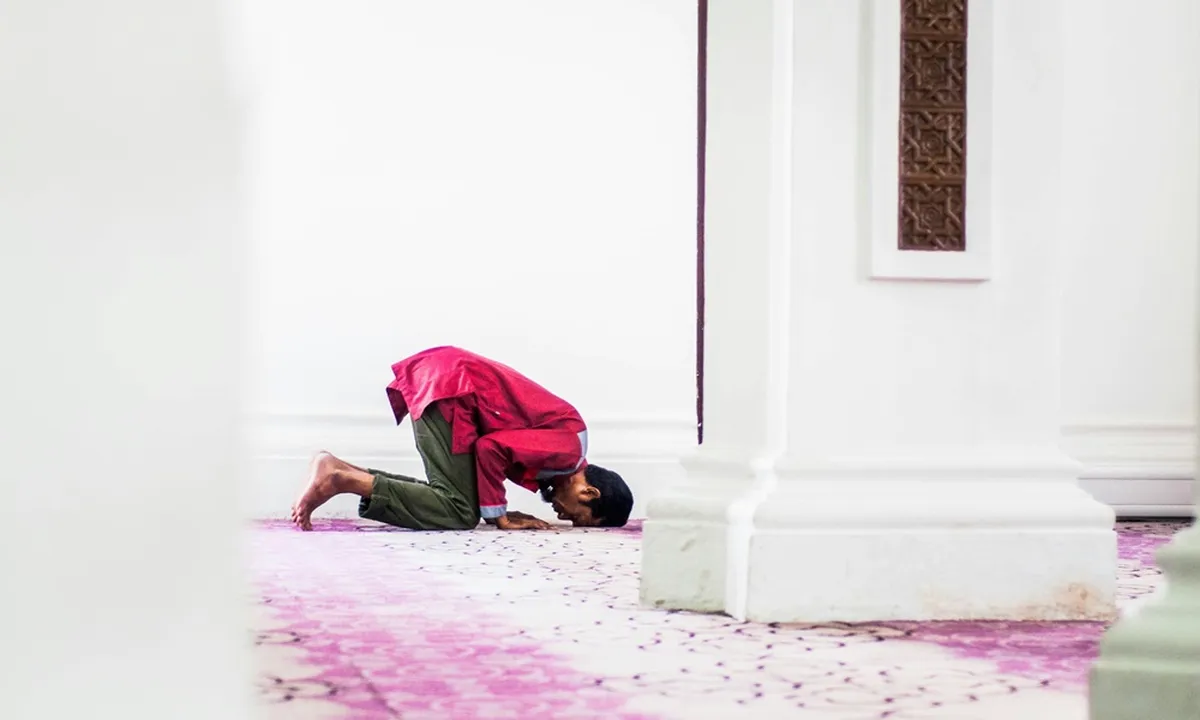 5 Arti Mimpi Melihat Orang Sholat, Bisa Jadi Pesan Spiritual Mendalam