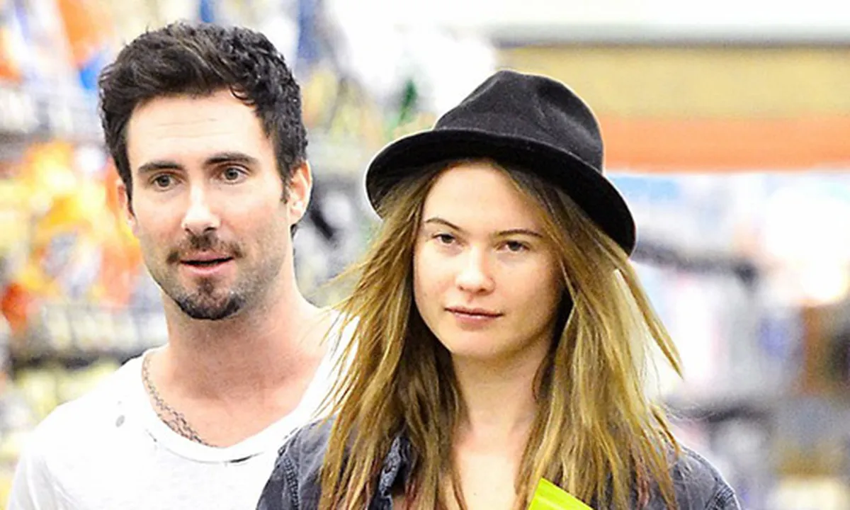 5 Fakta Tunangan Adam Levine