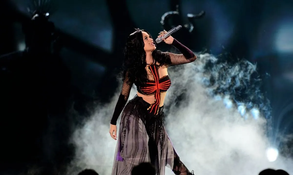 5 Foto Katy Perry Cium Wanita Lainnya