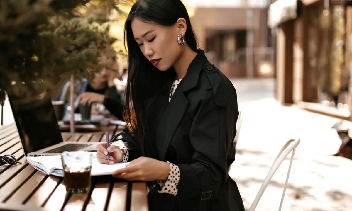5 Inspirasi Model Jas Wanita Modern dan Elegan April 2025, Tampil Formal Penuh Karisma