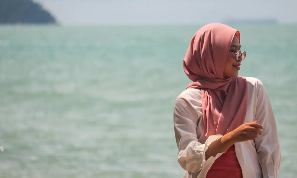 5 Inspirasi Outfit Pantai Hijab yang Aman, Nyaman, dan Stylish