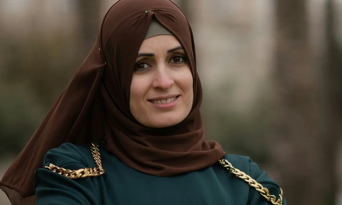 5 Inspirasi Style Baju Hijab Warna Hijau Army, Bisa Tampil Feminin - Classy