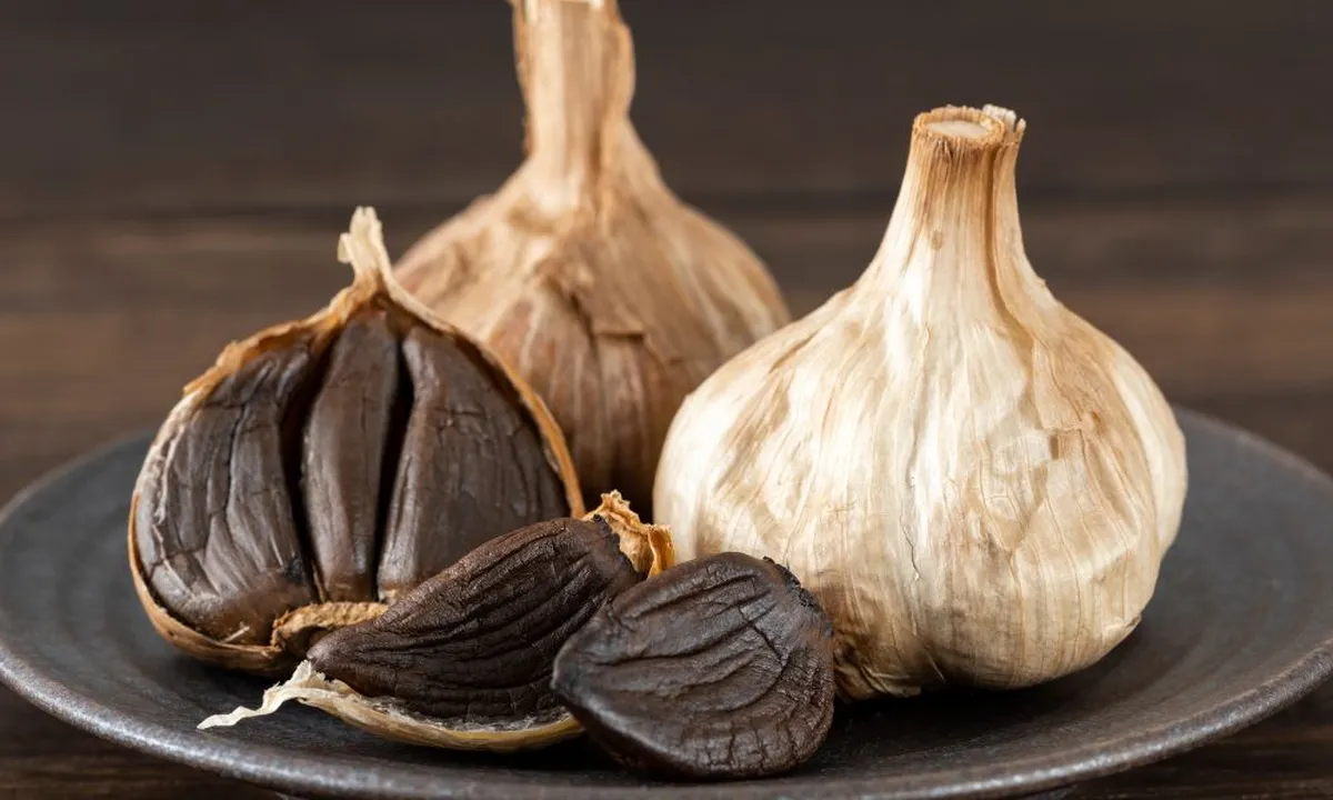 5 Keajaiban Kesehatan Bawang Hitam, Lebih Ampuh dari Bawang Putih!