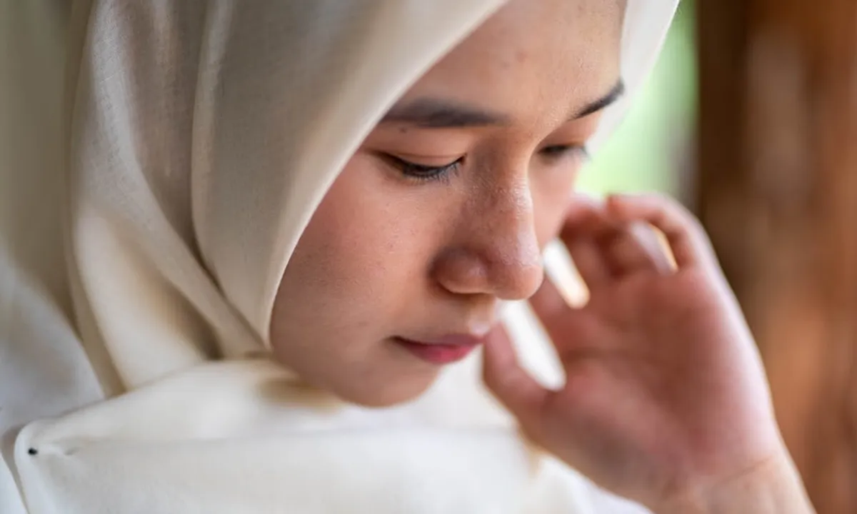 5 Langkah Mudah Tutorial Hijab Segi Empat Menutup Dada dengan Anggun dan Elegan