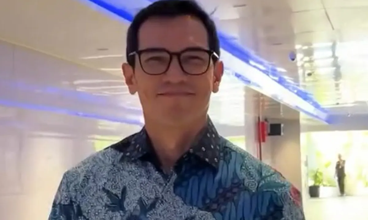 5 Potret Adrian Maulana ke Kantor  Naik KRL dari Bintaro, Keluarkan Biaya Rp200.000 Sebulan -  Bisa Hemat Rp 5 Juta