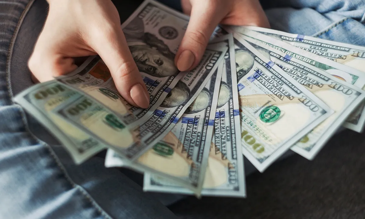 6 Arti Mimpi Nemu Uang Banyak, Benarkah Pertanda Bakal Dapat Rezeki Nomplok?