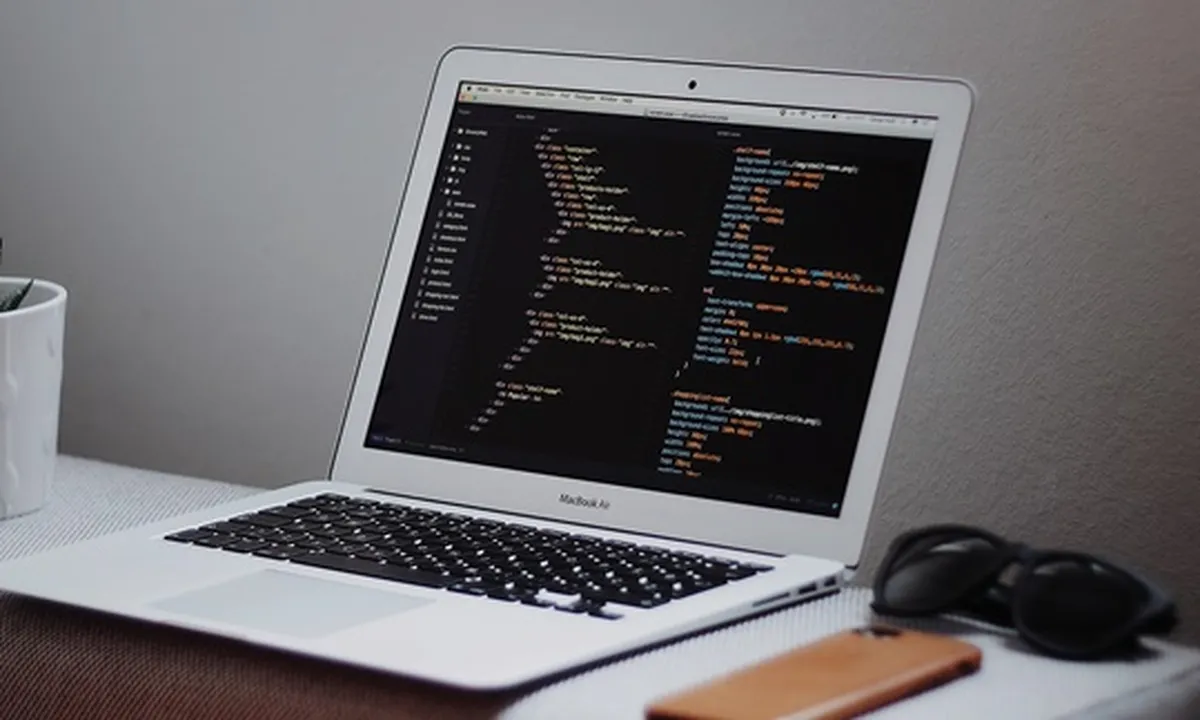 6 Cara Mengatasi Laptop Blank Hitam Tapi Hidup, Periksa Setiap Komponennya!