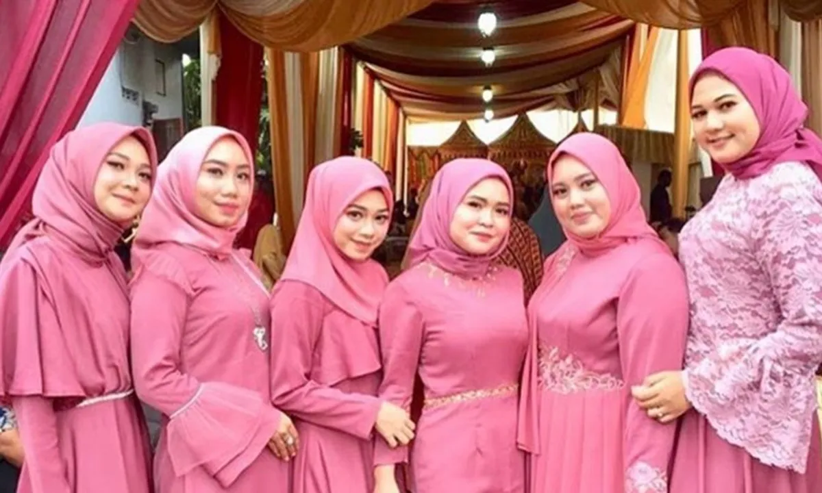 6 Inspirasi Model Gaun Bridesmaid Satin Hijab yang Anggun, Elegan, dan Stylish