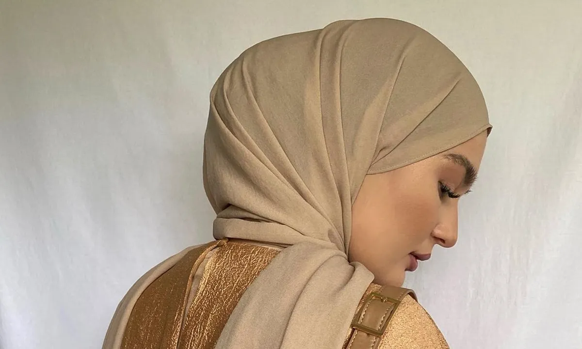 6 Inspirasi Outfit Warna Beige Hijab yang Kalem dan Stylish