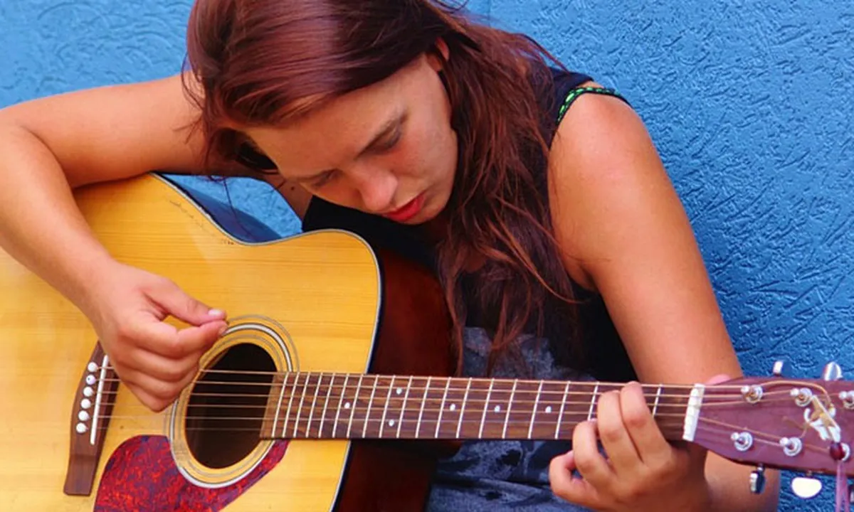 6 Lagu Pop Yang Cocok Untuk Belajar Bermain Gitar
