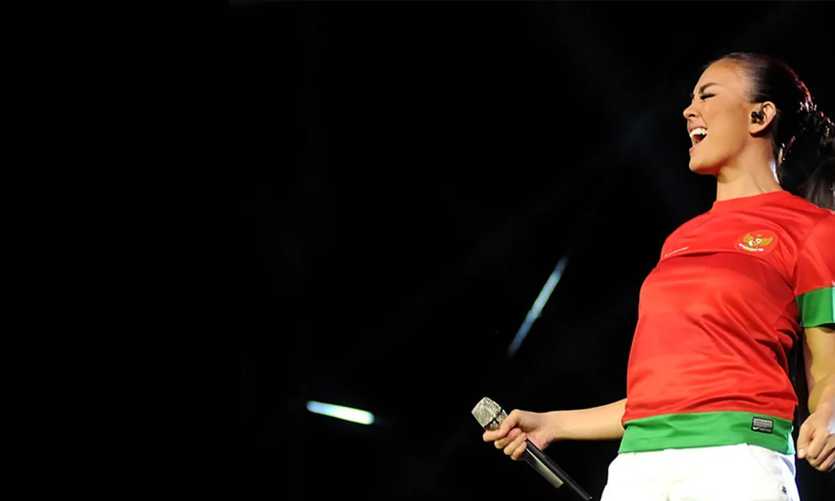 6 Sosok Penting Dibalik Sukses 'Coke Bottle' Agnez Mo