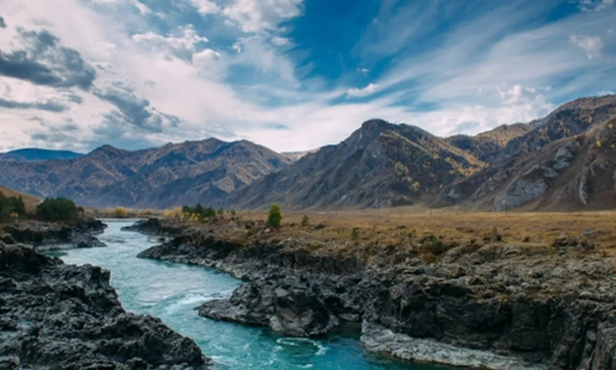 60 Caption Gunung Kekinian, Cocok Jadi Ungkapan Hati Bagi Pecinta Gunung