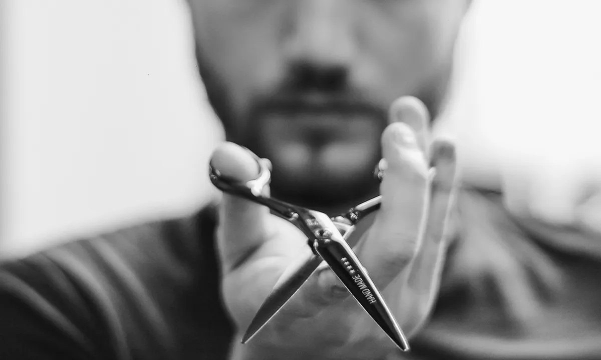 7 Arti Mimpi Memotong Rambut Sendiri, Ternyata Punya Makna Mendalam
