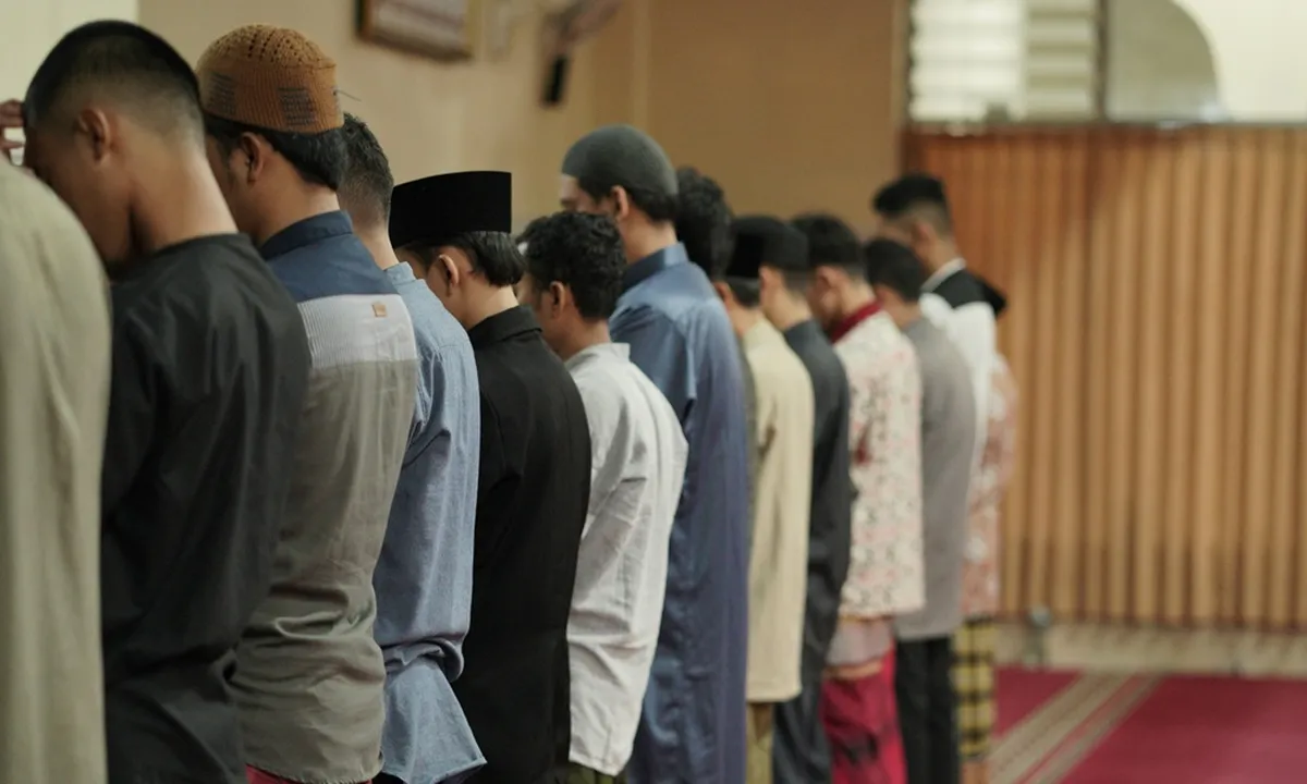 7 Arti Mimpi Sholat Berjamaah Menurut Primbon Jawa, Bawa Banyak Pertanda Baik