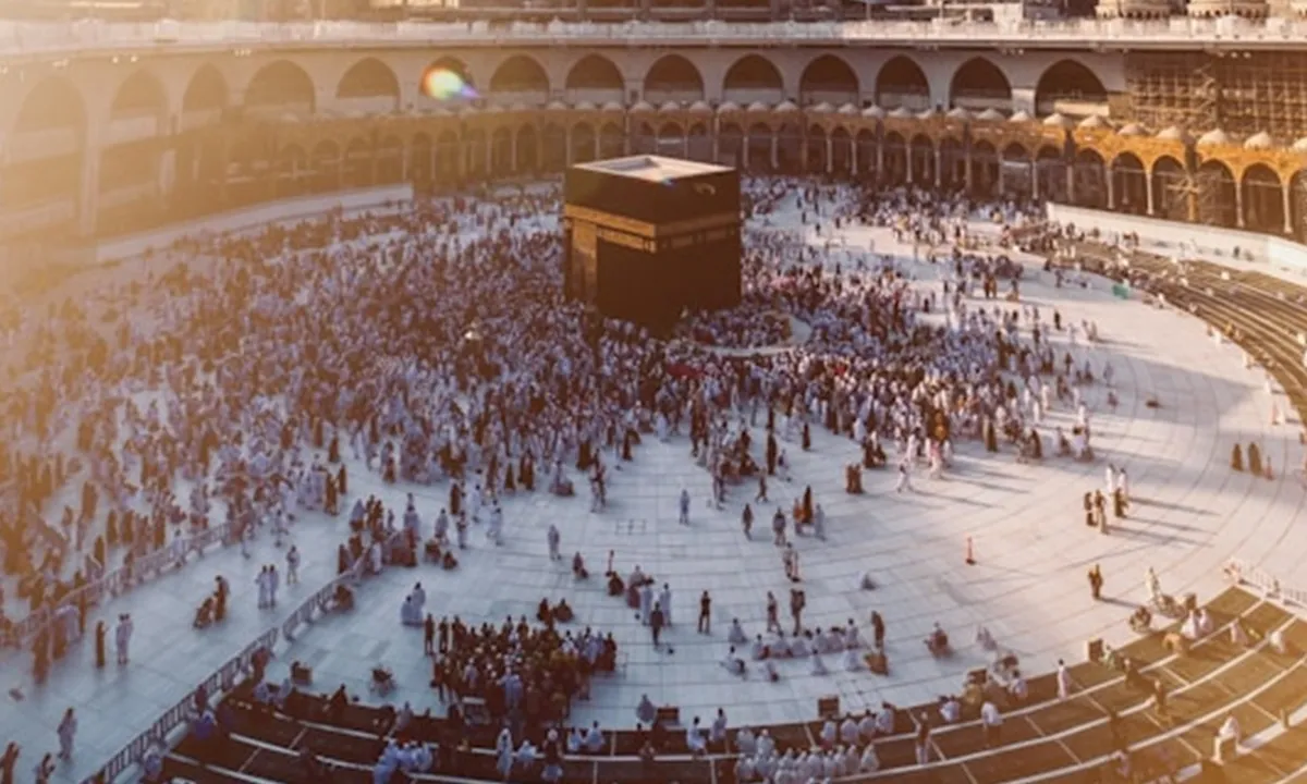 7 Cara Agar Bisa Menyentuh Hajar Aswad dengan Aman dan Sesuai Sunnah