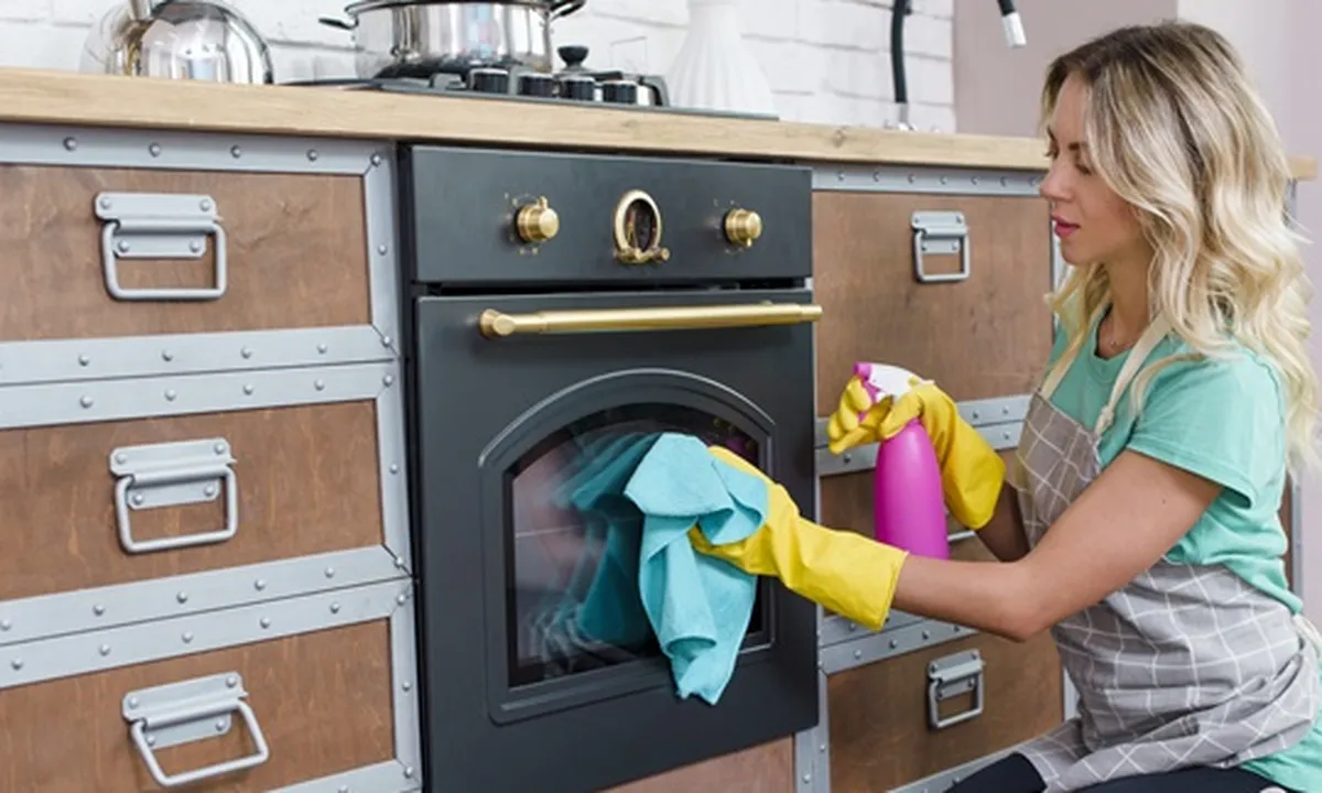 7 Cara Membersihkan Noda Membandel Pada Peralatan Rumah Tangga, Microwave - Wastafel