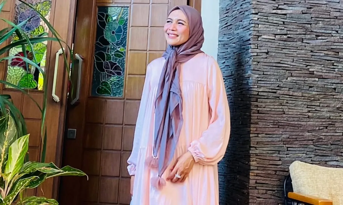 7 Inspirasi OOTD Midi Dress Hijab yang Simpel tapi Elegan Tanpa Ribet