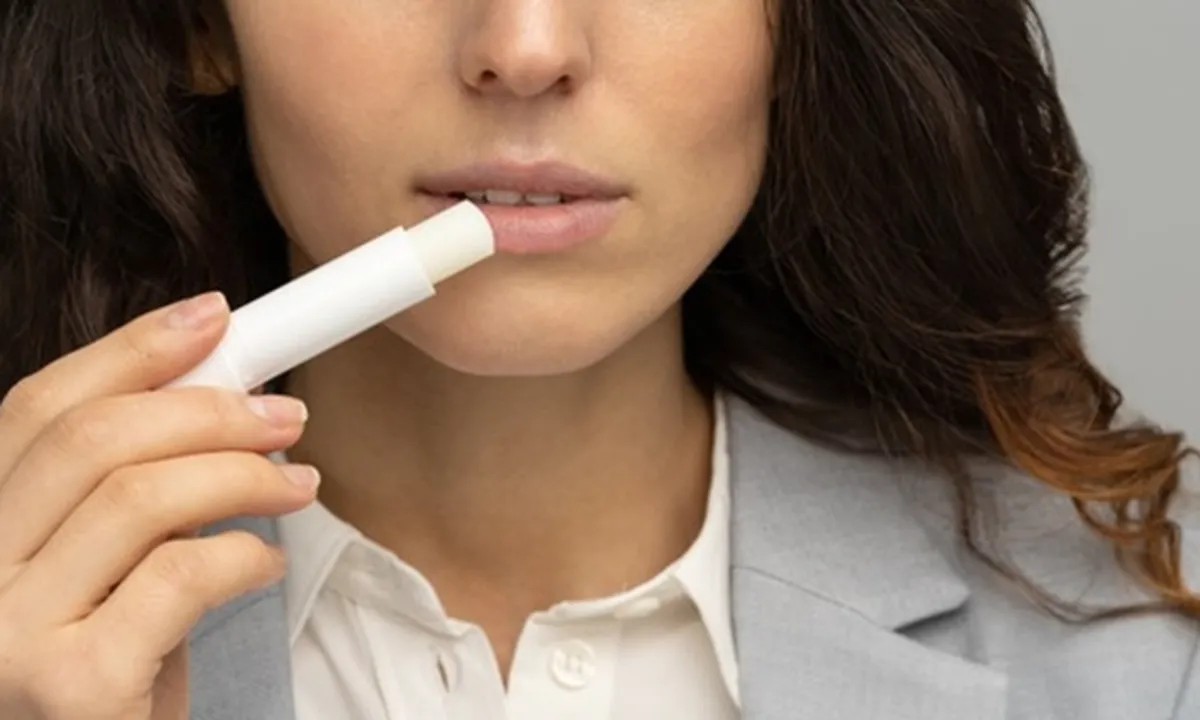 7 Kebiasaan Sehari-hari yang Bisa Merusak Bibir yang Wajib Diketahui