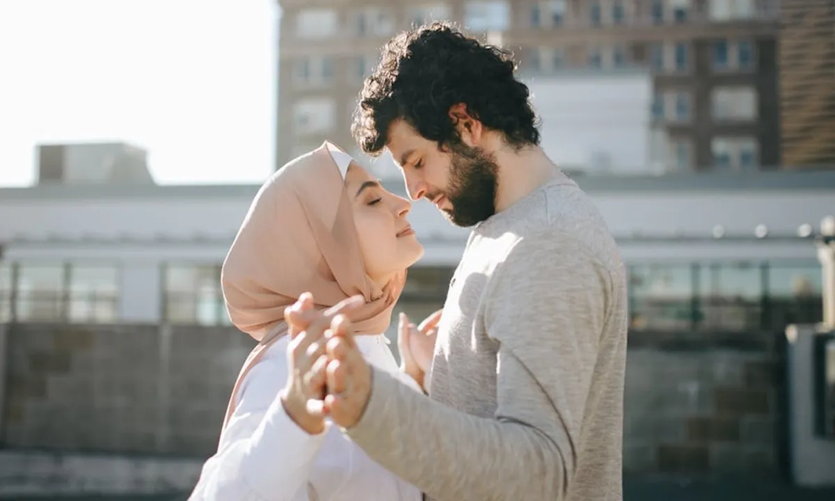 7 Tips Memilih Baju Couple Lebaran yang Kompak tapi Nggak Norak