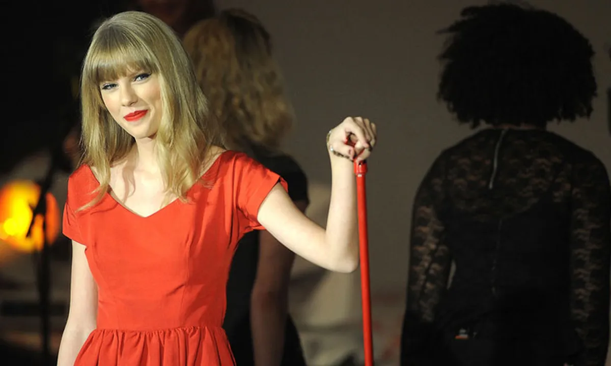 8 Cara Tampil Modis dan Klasik Ala Taylor Swift