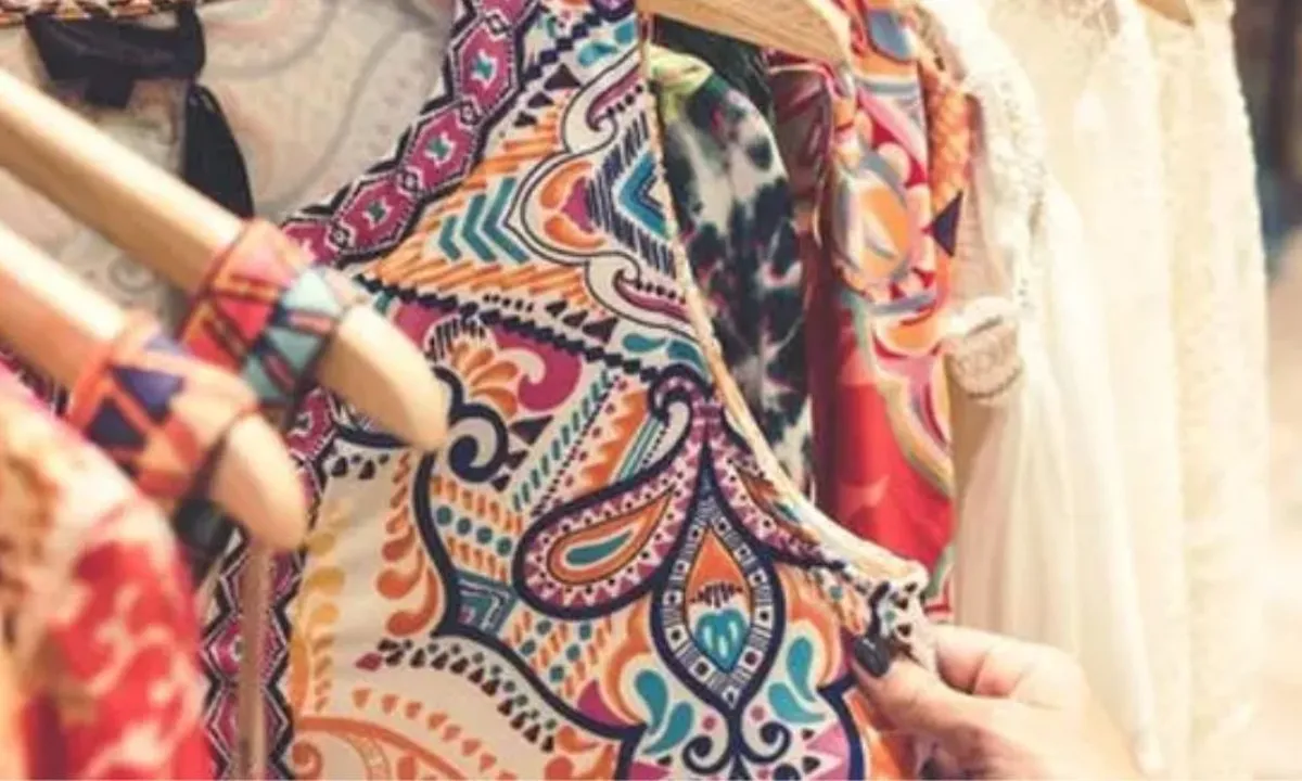 8 Gaya Baju Batik Kerja Wanita Berhijab yang Anggun dan Tetap Profesional