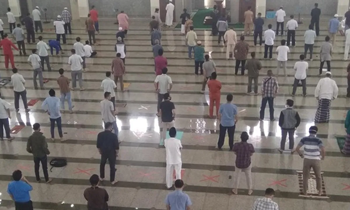 8 Panduan Ketika Kembali Sholat Berjamaah di Masjid Saat New Normal