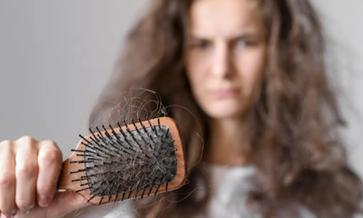 8 Penyebab Rambut Rontok yang Jarang Diketahui, Salah Satunya Perawatan yang Berlebihan