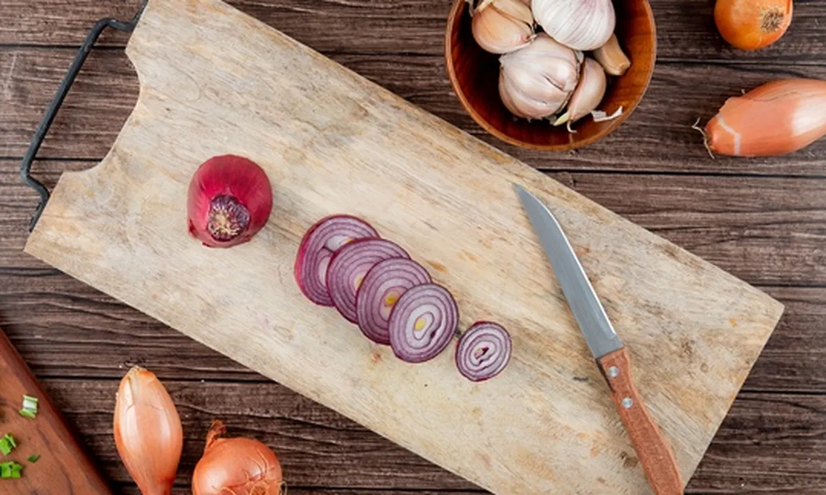 8 Tips Memotong Bawang Merah Tanpa Pedih dan Menangis