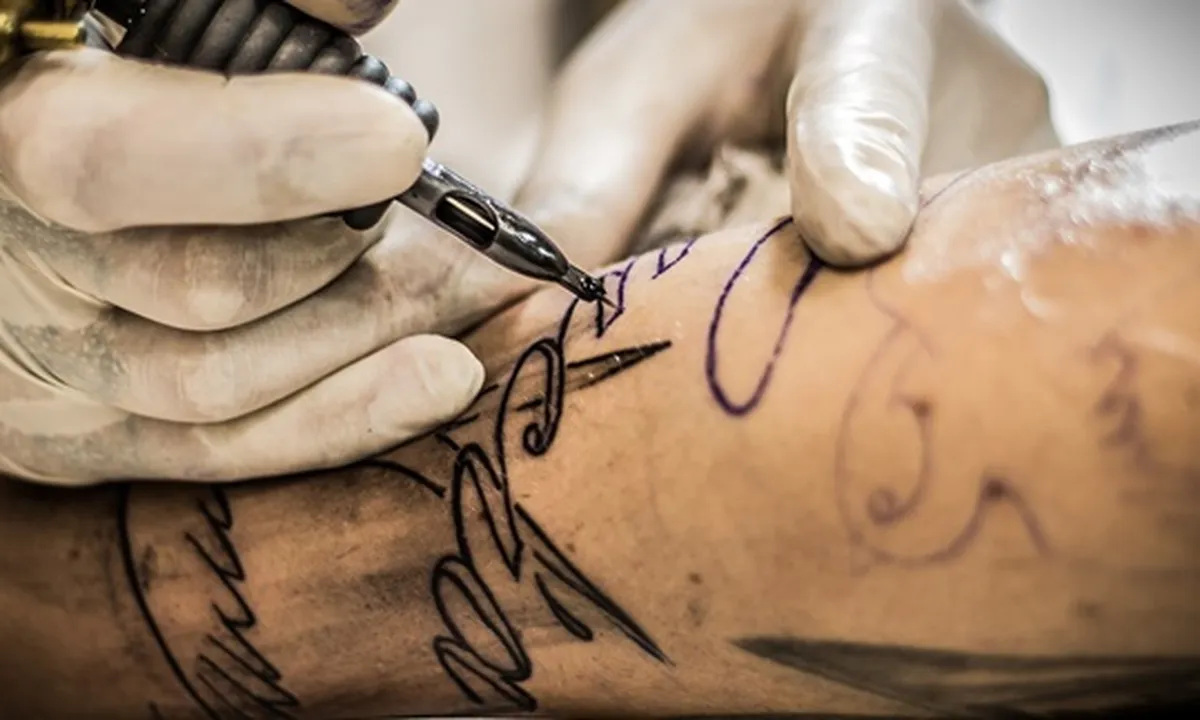 9 Cara Menghilangkan Tato Permanen Secara Alami dan Medis