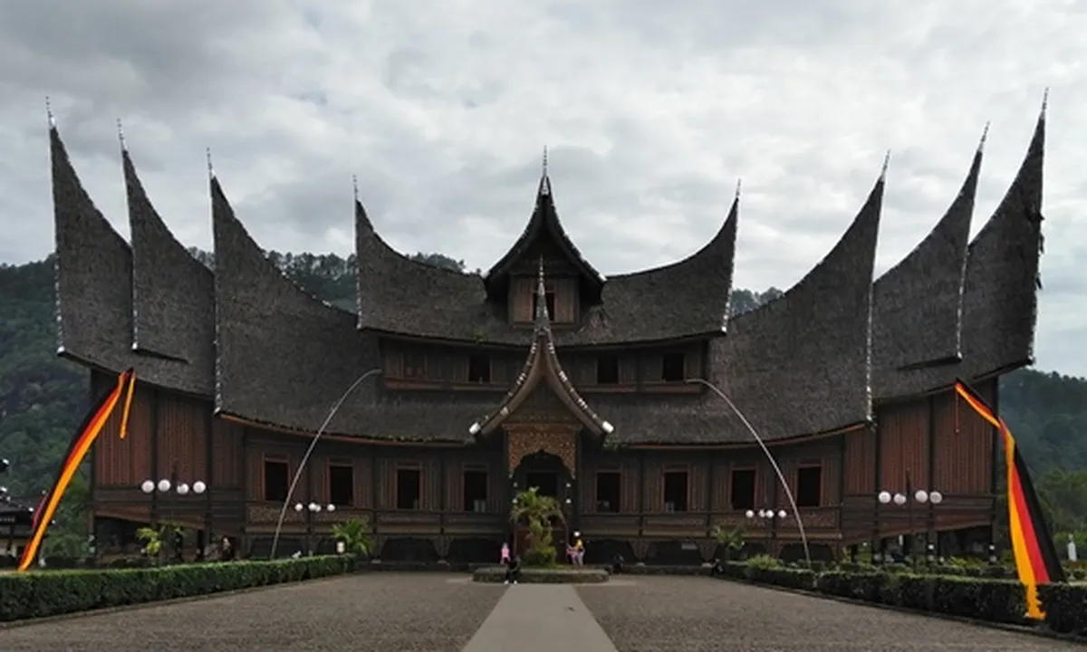 9 Macam-macam Rumah Adat Paling Populer di Indonesia Beserta Asal Daerahnya