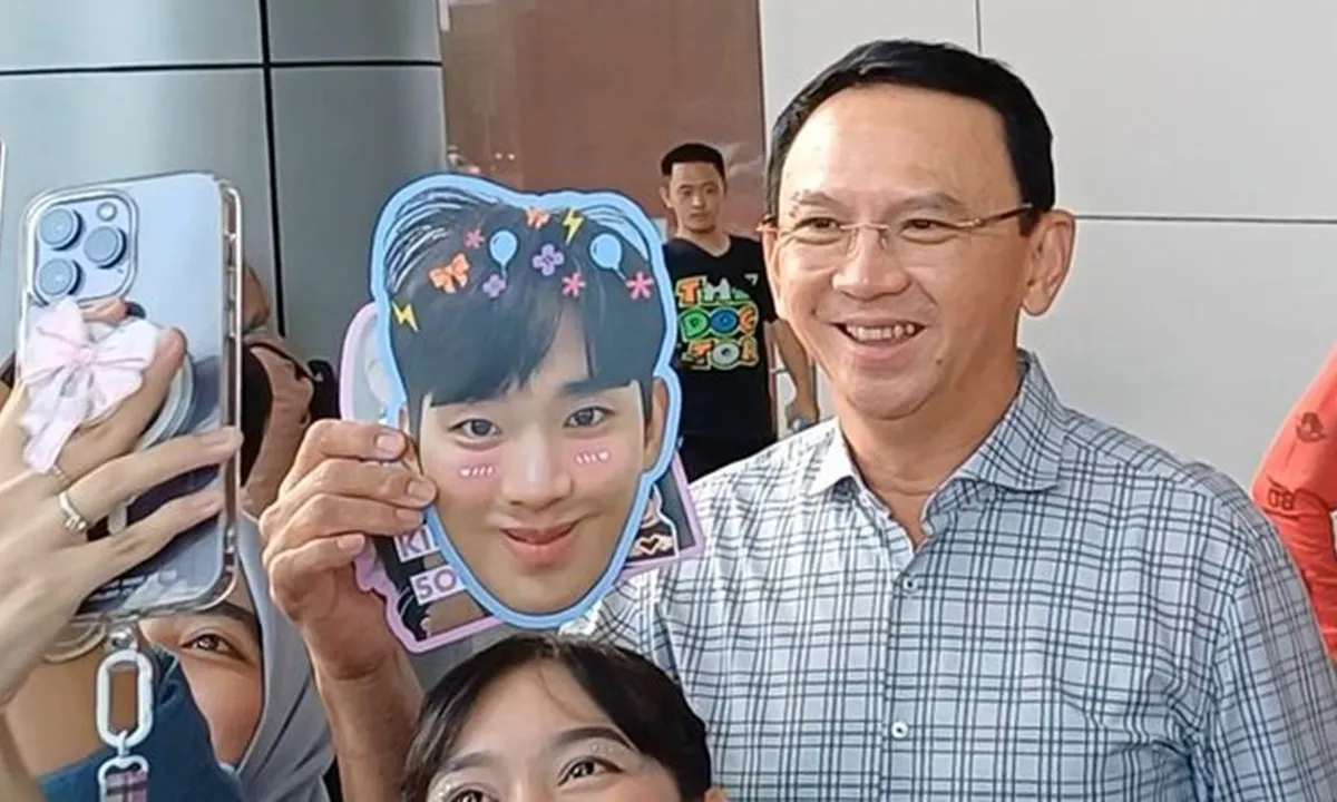 Ahok Datang di Fan Meeting Kim Ji Won, Foto Bareng Penggemar
