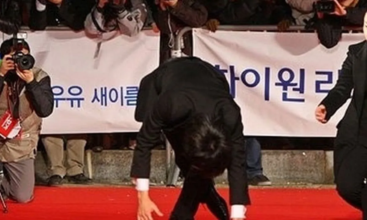Aksi Lucu 9 Selebritis Korea Yang Jatuh di Red Carpet