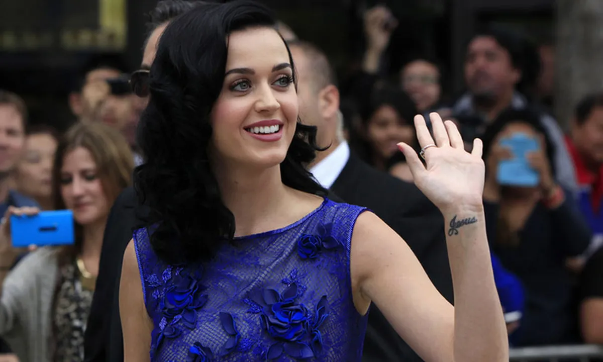 Akting Katy Perry di Klip, Berubah Wujud