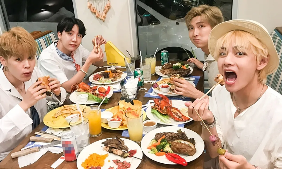 Aneh Tapi Nyata, 5 Makanan Mancanegara Ini Justru Dimakan BTS Pakai Sumpit